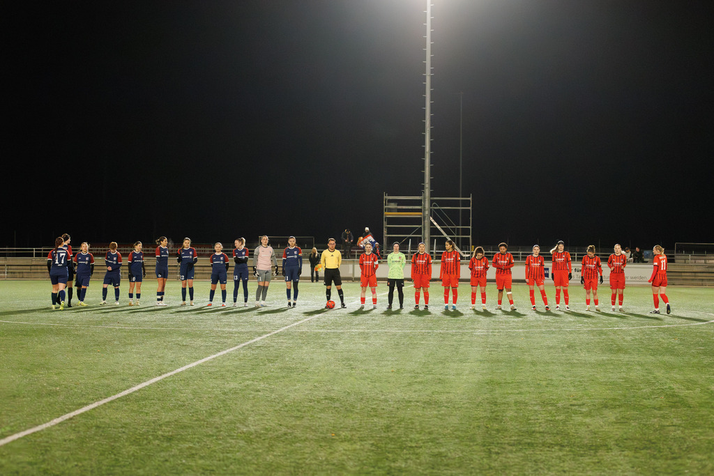 FCHFCE_251121_0267 | 1.FC Heidenheim 1846 II vs. FC Ellwangen II, Fußball, Frauen, Bezirksliga, 2025/2026, 10. Spieltag, 22.11.2025 in Heidenheim, Kunstrasen b. Voith-Arena West, Flutlichtspiel(Foto: Michael Bulling) - Realisiert mit Pictrs.com