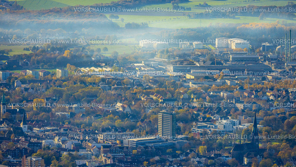 Luenen221100010Aurelia | Luftbild, City mit Rathaus Lünen und St. Marien-Kirche, im Hintergrund das Gewerbegebiet Kupferstraße mit Aurubis AG und VARO Energy Tankstorage GmbH, Nebelschwaden, Gahmen, Lünen, Ruhrgebiet, Nordrhein-Westfalen, Deutschland