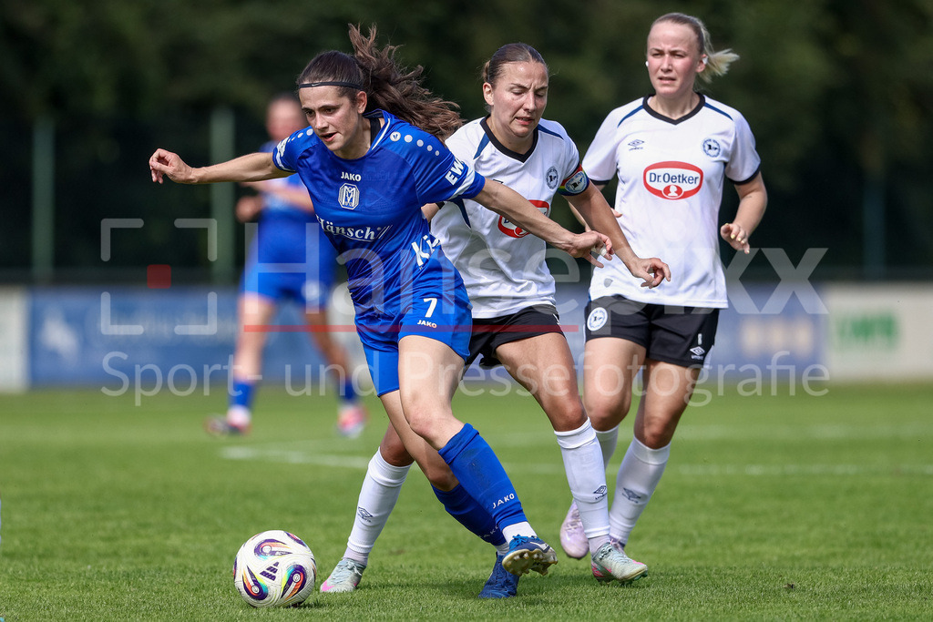 Fussball, Testspiel Frauen, SV Meppen - DSC Arminia Bielefeld | v.li.: Marie Bleil (SV Meppen, 7) und Lisa Lösch (DSC Arminia Bielefeld, 10) im Zweikampf, Duell, Dynamik, Aktion, Action, Spielszene