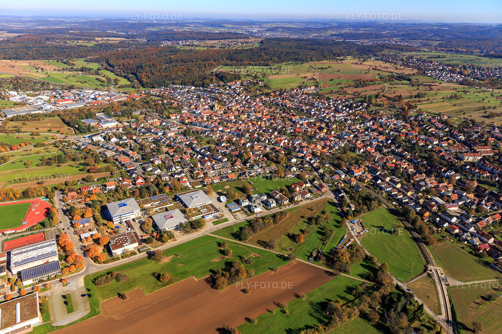 Luftbild: Ortsansicht von Westen im Ortsteil Langensteinbach in Karlsbad im Bundesland Baden-Württemberg in Deutschland. Foto: IMG_129920.jpg vom 24.10.2021 durch Werner Riehm/FLY-FOTO.de