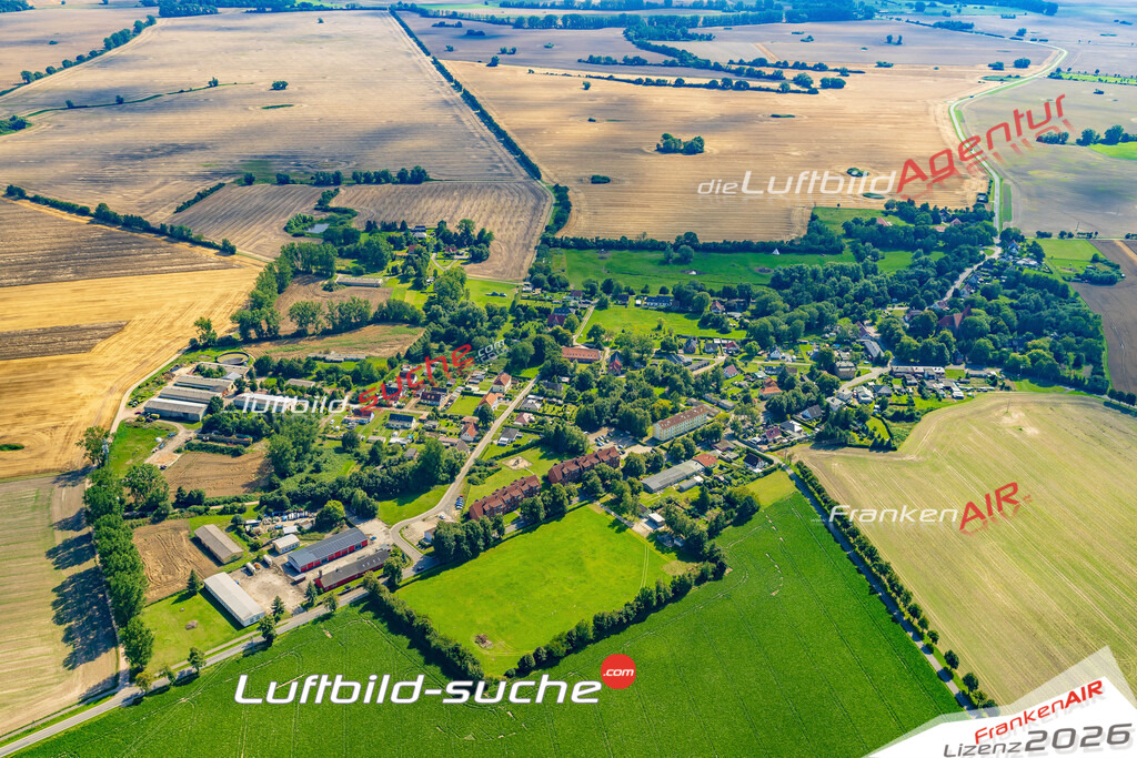 Stadt Groß Mohrdorf von Oben- Die Luftaufnahme wurde 2025 vom UL-Flugzeug heraus erstellt ( keine Drohnenaufnahme ) - Hochauflösende Luftaufnahme - für Wandbilder und großformatige Ausdrucke geeignet. Das besondere Geschenk!Hier alle&nbsp;Infos zur Lizenzierung der LuftaufnahmeWir fliegen auch dieses Jahr wieder in Ihre Region um Luftbilder zu erstellen.- Luftbild anfragen