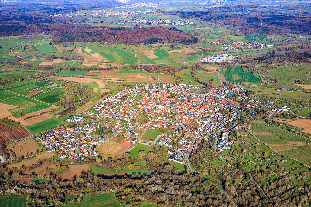 Luftbild: Ortsansicht von Südosten im Ortsteil Ellmendingen in Keltern im Bundesland Baden-Württemberg in Deutschland. Foto: IMG_154016.jpg vom 02.04.2026 durch Werner Riehm/FLY-FOTO.deAuflösung des Originals: 6000 x 4000 px