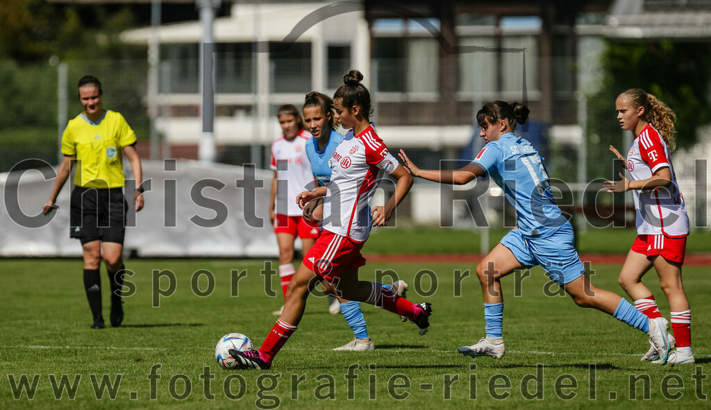 2023-09-09_026_FC_Bayern_Muenchen_gegen_SC_Freiburg | Aschheim, Deutschland, 09.09.2023:
Fußball, B-Juniorinnen-Bundesliga Süd 2023 / 2024, 1. Spieltag, FC Bayern München gegen SC Freiburg, Endergebnis: 4:0

Foto: Christian Riedel / fotografie-riedel.net