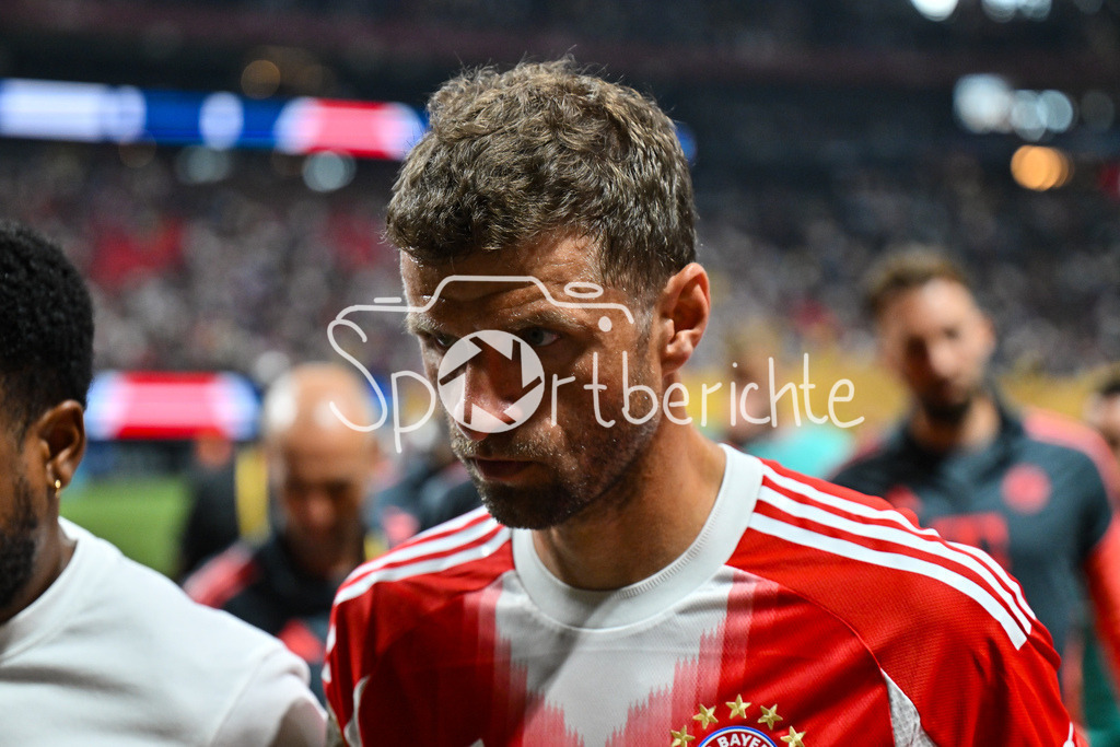 Paris Saint Germain - FC Bayern München | haengende Koepfe der Bayern Spieler nach dem aus im Viertelfinale gegen Paris - hier im Bild Thomas MUELLER (FC Bayern Muenchen 25) / Einzelfoto / Freisteller / FIFA Club World Cup: Paris Saint Germain - FC Bayern Muenchen, Mercedes Benz Stadium am 05.07.2025 / NOT FOR SALE IN USA