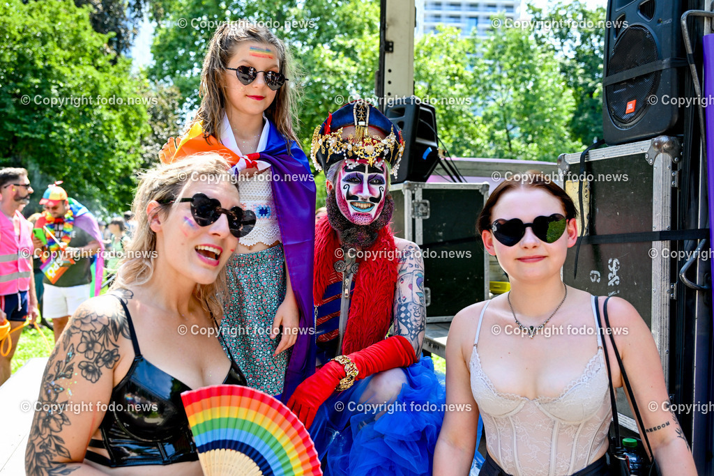 Linzpride 2024_ 06.07.2024-89 | 06.07.2024, Linz, AUT, Linzpride 2024, im Bild Teilnehmer an der Linz Pride 2024