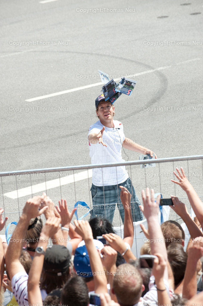 _DSC6808 | Sebastian Vettel beim spektakulären „Home Run“ in Heppenheim: Der Formel-1-Weltmeister fährt im Red-Bull-Rennwagen über die zur Rennstrecke umfunktionierte B3 in seiner Heimatstadt. Tausende Fans feiern ihren Lokalhelden.