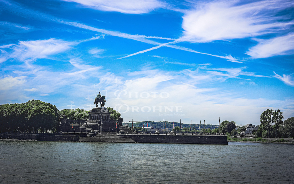 Koblenz-3 | Koblenz ist die Stadt am Zusammenfluss von Rhein und Mosel. Am Deutschen Eck treffen die beiden großen Flüße aufeinander. Koblenz hat eine sehenswerte Altstadt. Es gibt viel Historisches und Modernes zu entdecken. Am Deutschen Eck steht das große Reiterstandbild von Kaiser Wilhelm I.  - Realisiert mit Pictrs.com