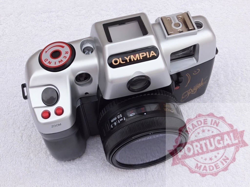 Olympia Royal vintage 35mm film camera on white background | Olympia Royal vintage 35mm film camera lying on a white textured surface - Realisiert mit Pictrs.com