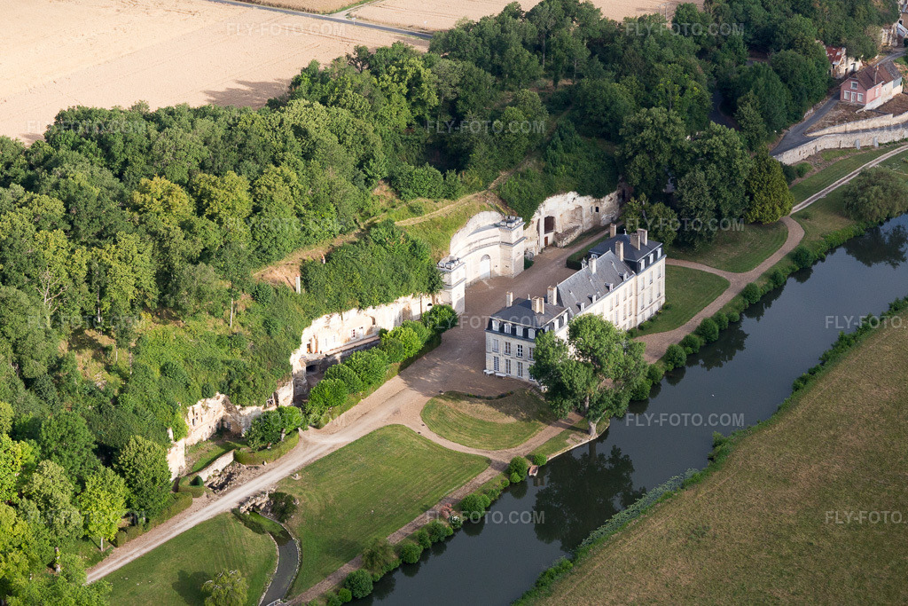 Aerial view: Cellars dug into the tuff of the Loir riverbank in front of the Château de Rochambeau. in Thoré-la-Rochette in the state Loir et Cher, France. – Photo: IMG_101115.jpg taken on 06/24/2017 by Werner Riehm/FLY-FOTO.com – Resolution of the original: 4569 x 3046 px
