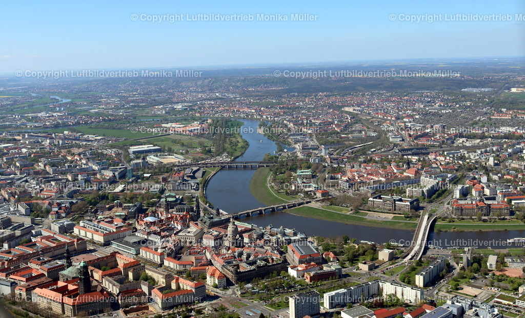 Dresden | Das Luftbild zeigt den Blick auf die Stadt Dresden mit der Elbe und den Brücken. Rechts im Bild ist noch die Carola-Brücke zu sehen. - Realisiert mit Pictrs.com