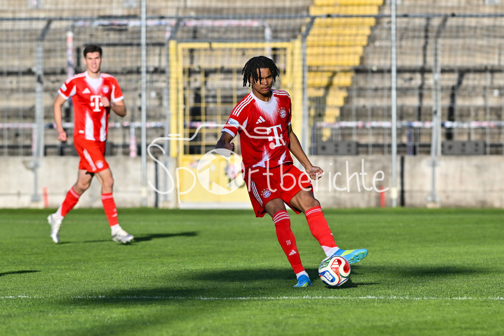 FC Bayern Amateure - TSV Aubstadt | MÜNCHEN, GERMANY - 24. APRIL: am Ball Julien YANDA (FC Bayern München II 16) / Einzelfoto / Freisteller während dem Match zwischen den Amateuren des FC Bayern und dem TSV Aubstadt am 31. Spieltag der Regionalliga Bayern im Grünwalder Stadion