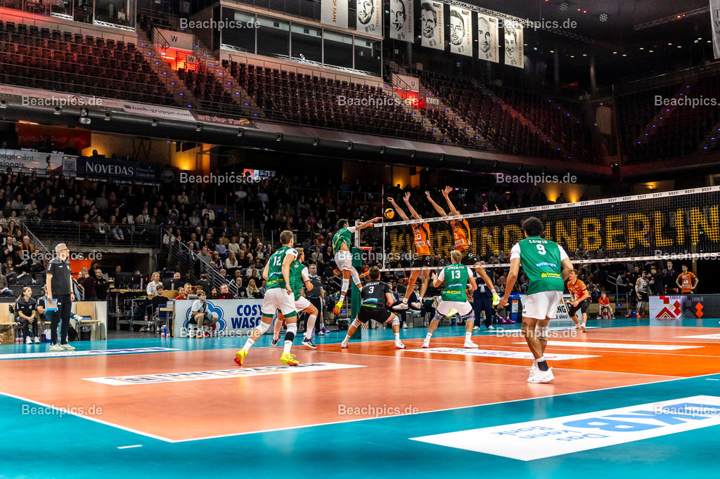2024-00111636-Bundesliga-BR-Volleys-Haching-München |  16.11.2024; Berlin Foto: Gerold Rebsch - www.beachpics.de