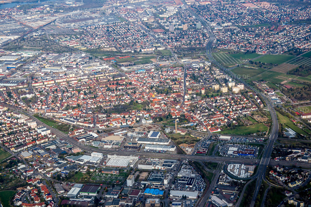 Luftbild: Im Ortsteil Käfertal im Ortsteil Käfertal in Mannheim im Bundesland Baden-Württemberg in Deutschland. Foto: IMG_077000.jpg vom 12.04.2015 durch Werner Riehm/FLY-FOTO.de