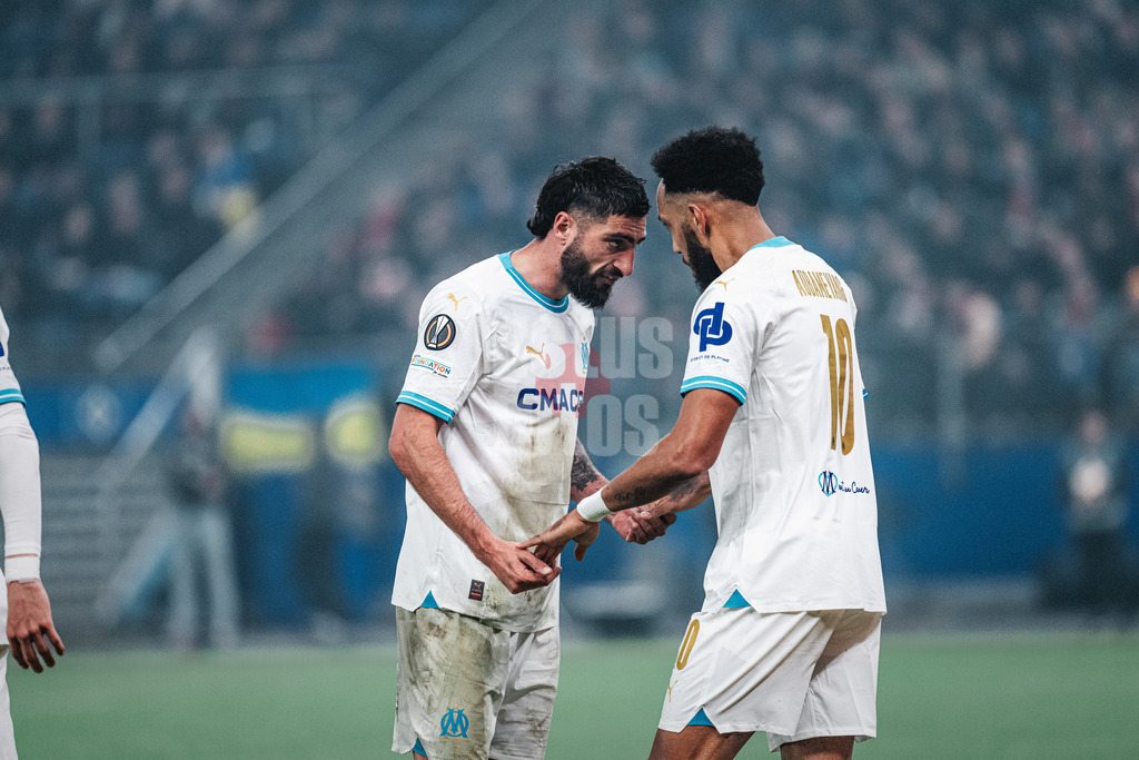 Fußball | Herren | Saison 2023/2024 | Play-Offs Europa League | FC Shakhtar Donetsk (UKR) vs. Olympique Marseille (FRA) | 15.02.2024 | v.l. Samuel Gigot (#4, Olympique Marseille) mit Torschütze Pierre-Emerick Aubameyang (#10, Olympique Marseille)