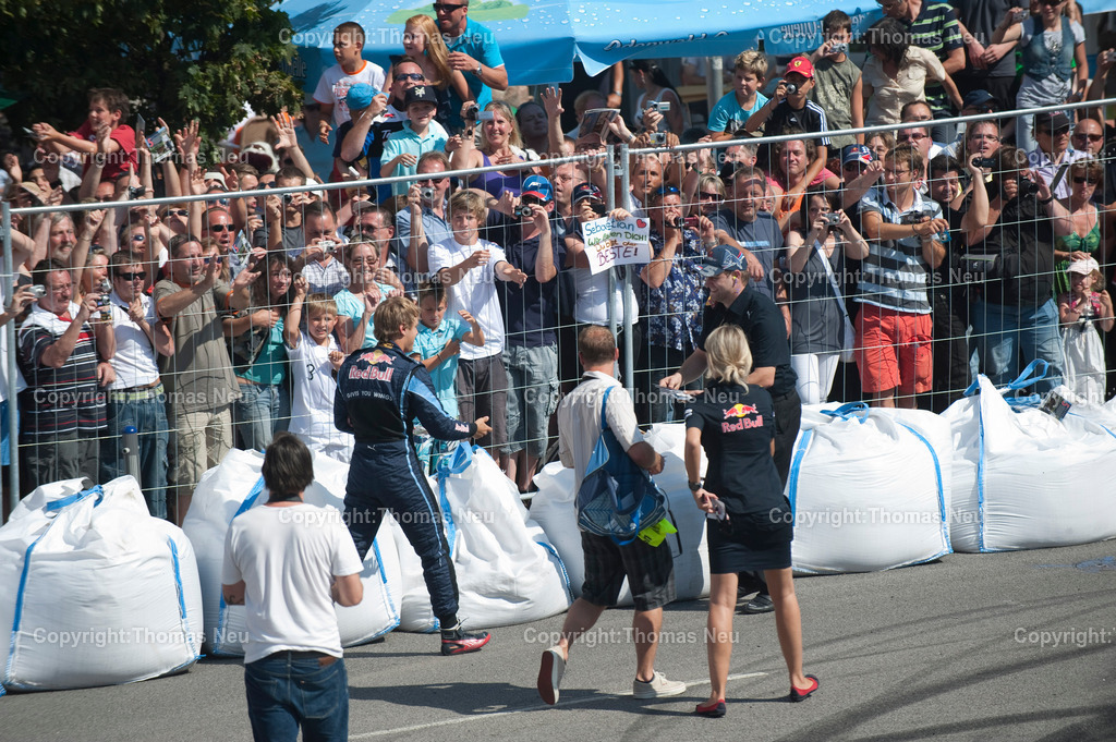 _DSC7370 | Sebastian Vettel beim spektakulären „Home Run“ in Heppenheim: Der Formel-1-Weltmeister fährt im Red-Bull-Rennwagen über die zur Rennstrecke umfunktionierte B3 in seiner Heimatstadt. Tausende Fans feiern ihren Lokalhelden.