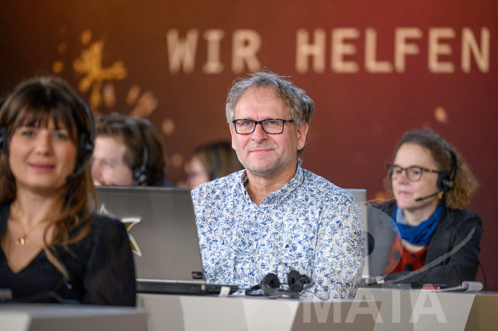 _DWI5958 | Telefonspende Empfänger bei '30 Jahre Sternstunden-Gala 2023' in der Frankenhalle. Nürnberg, 15.12.2023 - Realisiert mit Pictrs.com