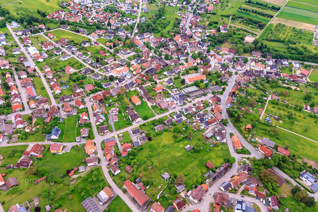 Luftbild: Dorfansicht aus Nordosten im Ortsteil Bergfelden in Sulz im Bundesland Baden-Württemberg in Deutschland. Foto: IMG_114726.jpg vom 31.05.2019 durch Werner Riehm/FLY-FOTO.de