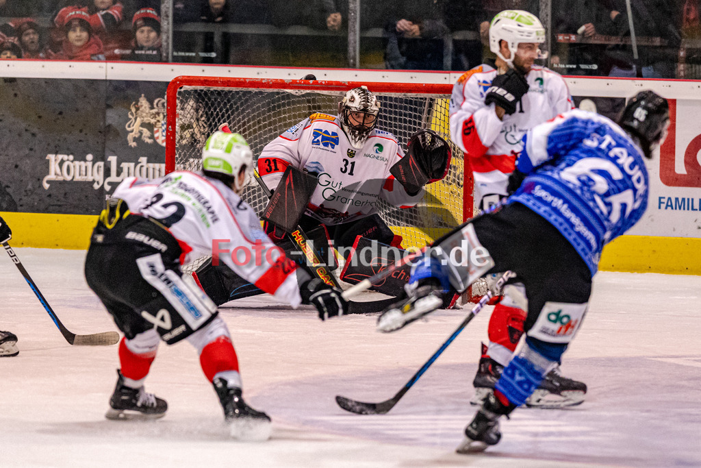 HC Landsberg Riverkings vs TSV Peißenberg Miners | Eishockey Bayernliga 2023/2024, HC Landsberg Riverkings vs TSV Peißenberg Miners, 20231217,
Schuss von Florian STAUDER (HCL 65),
2023-12-17 in Landsberg (Eisstadion)
31 Korbinian SERTL (Miners Goali 31), 22 Sinan ONDÖRTOGLU (Miners 22), 91 Dominik EBENTHEUER (Miners 91), 65 Florian STAUDER (HCL 65)
Copyright: WolfgangxLindner foto-lindner.de