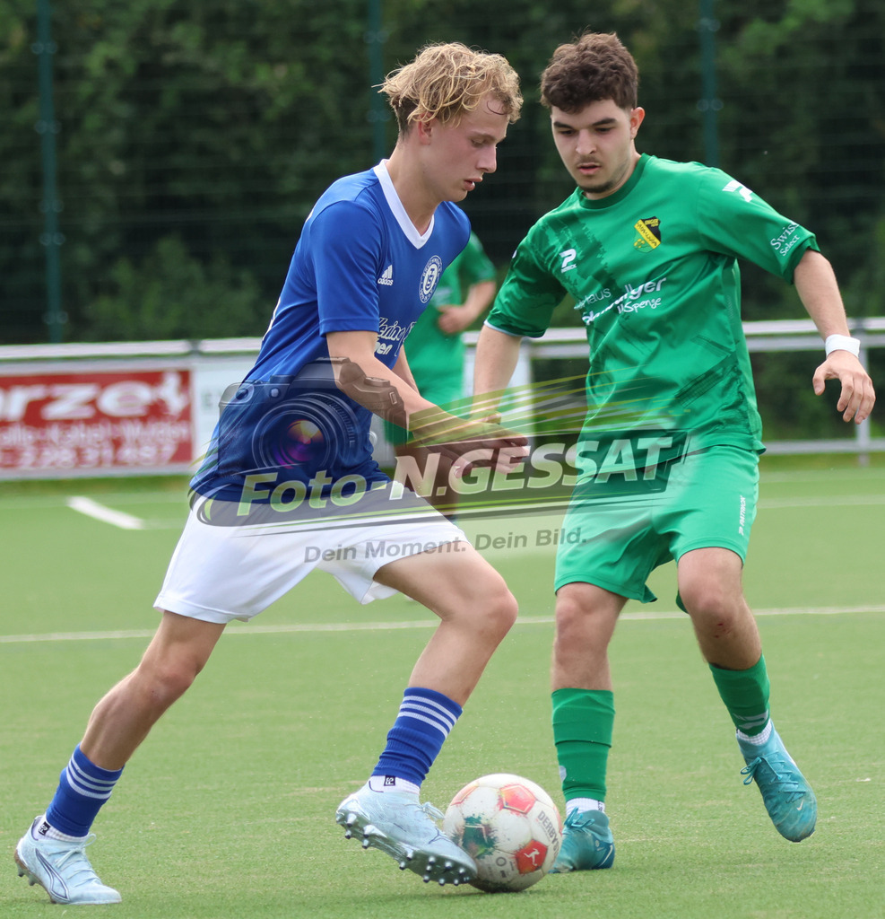 SC Enger - TuS Bruchmühlen | Auf dem Bild zu sehen: grün SC Enger: Emre Karak ; blau TuS Bruchmühlen: Ben Joris MeyerSC Enger, TuS Bruchmühlen, Saison 25/26, Kreisliga A, Enger, Deutschland - Realisiert mit Pictrs.com