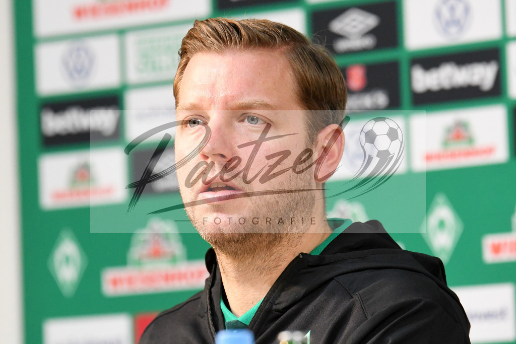 20200212_PKBREM_0002 | Fussball, Herren: Trainer Florian Kohfeldt (SV Werder Bremen) schaut waehrend der Pressekonferenz des SV Werder Bremen auf dem wohninvest Weserstadion am 12.02.2020 in Bremen, Deutschland. - Realisiert mit Pictrs.com