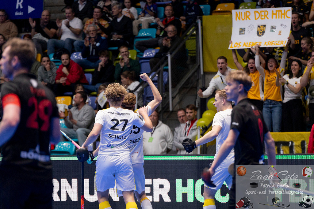 Volvo E.R.B. Final 4 Halbfinale Männer: Harvestehuder HTC - Gladbacher HTC, 25.01.2025 | Vincent Julius Scholz (Harvestehuder THC #27) & Jonas von Gersum (Harvestehuder THC #55) feiern einen Treffer vor den HTHC Fans, Harvestehuder HTC - Gladbacher HTC, Frankfurt, Süwag Arena, 25.1.2025 - Realisiert mit Pictrs.com