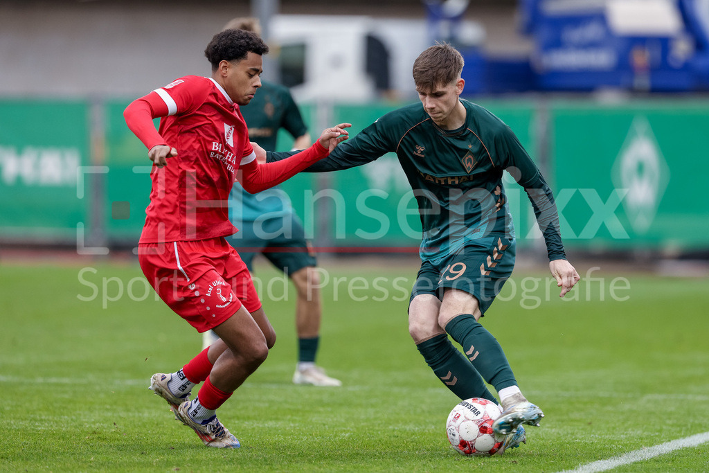Fussball, Regionalliga Nord, SV Werder Bremen II - FSV Schöningen | v.li.: Jordi Njoya (FSV Schöningen, 29) und Paul Levi Wagner (SV Werder Bremen II, 29) im Zweikampf, Duell, Dynamik, Aktion, Action, Spielszene