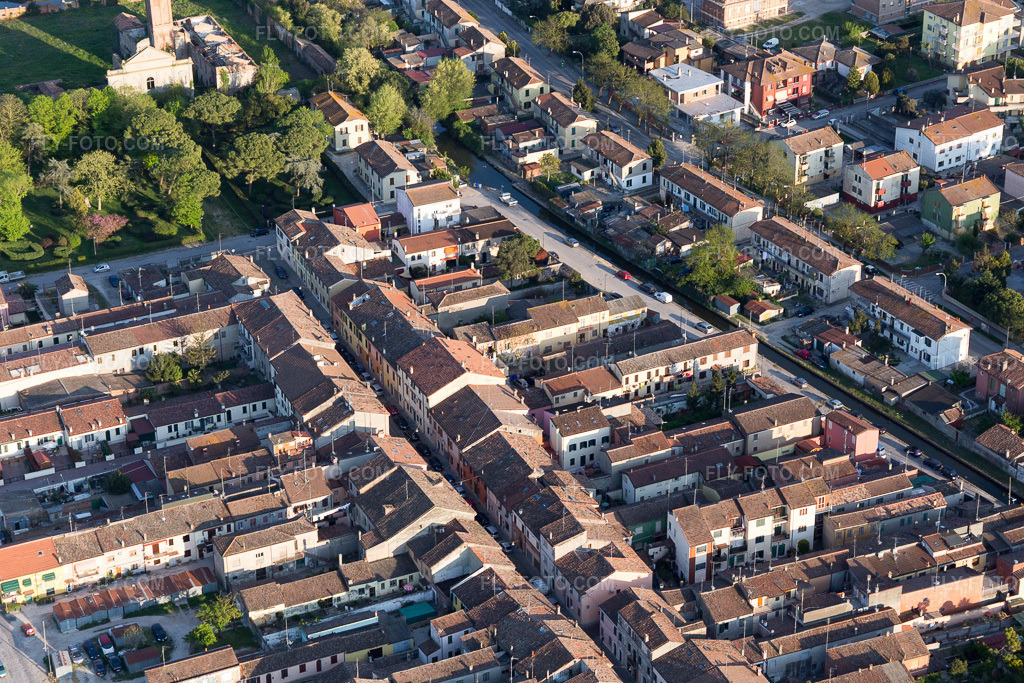 Aerial view: View of the town in Comacchio in the state Ferrara, Italy. – Photo: IMG_098689.jpg taken on 04/06/2017 by Werner Riehm/FLY-FOTO.com – Resolution of the original: 4612 x 3075 px