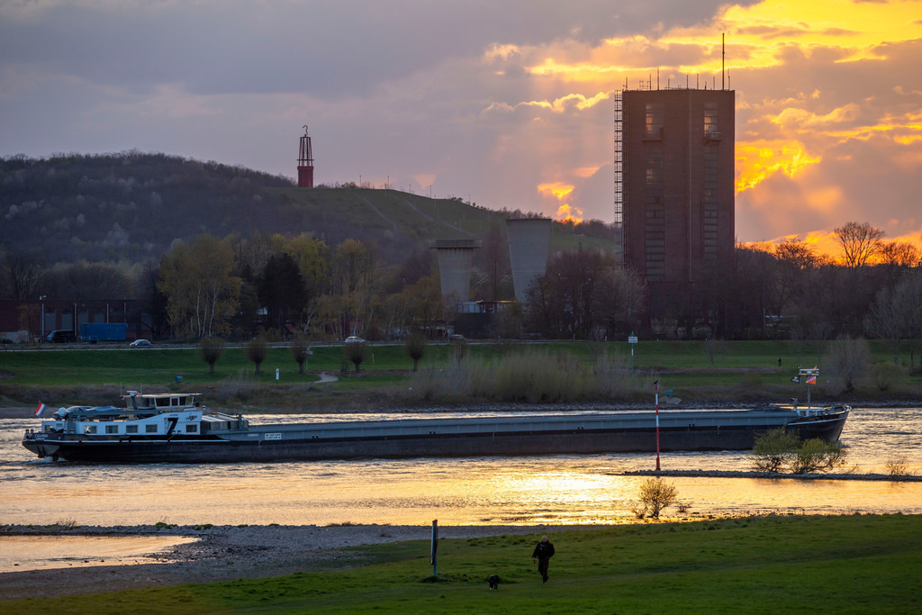 JT-210413 | Frachtschiff auf dem Rhein bei Duisburg-Beeckerwerth, Halde Rheinpreussen in Moers, Haldenzeichen Das Geleucht, Förderturm der ehemalige Zeche Rheinpreußen Schacht VIII, Duisburg, NRW, Deutschland  - Realisiert mit Pictrs.com