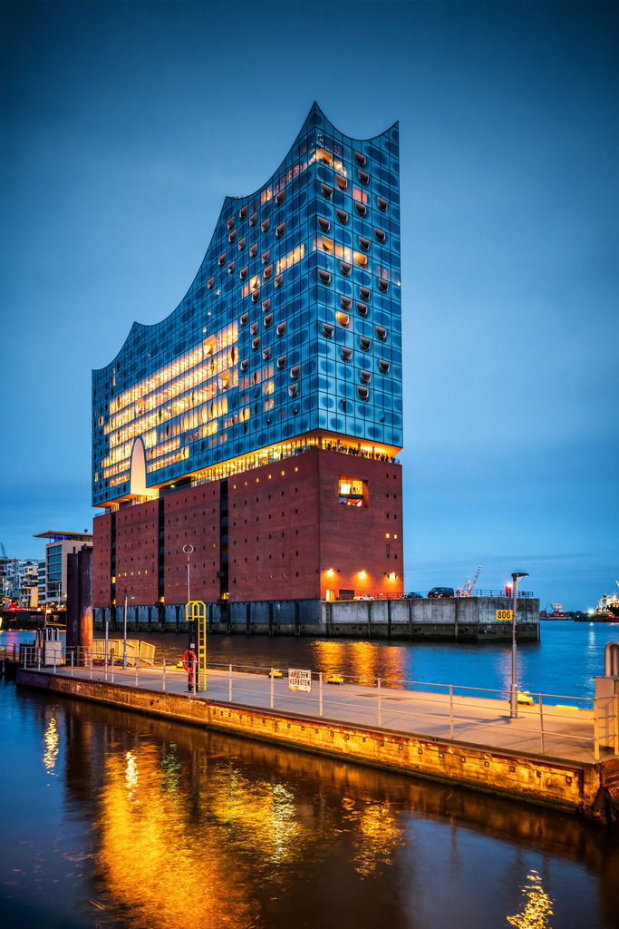 10240502 - Blaue Stunde an der Elbphilharmonie | Blick auf die Elbphilharmonie zur blauen Stunde.