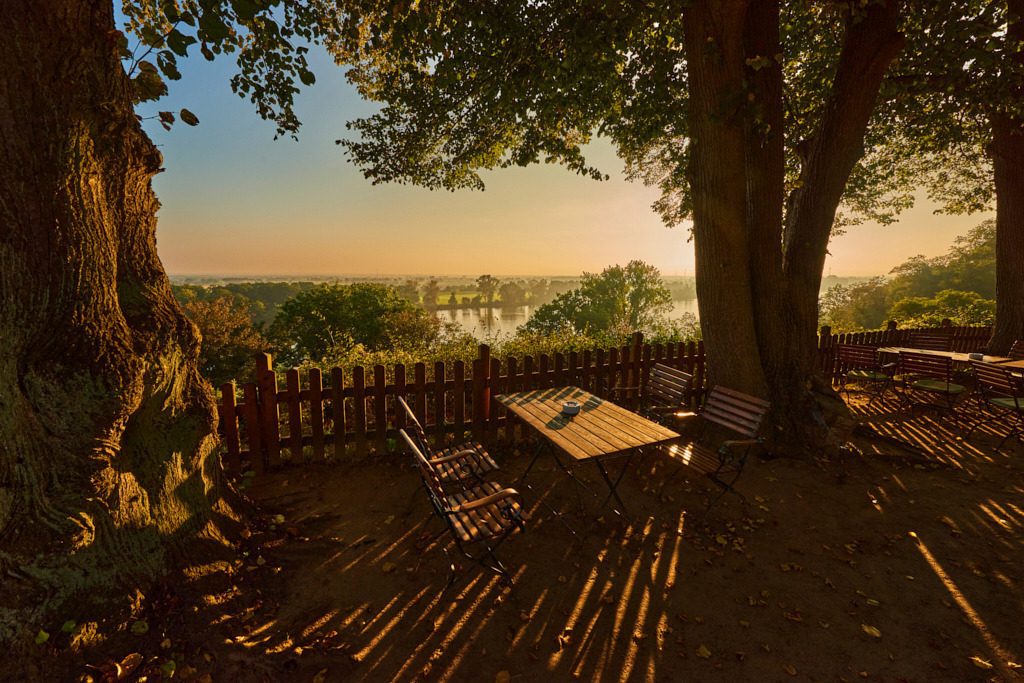 Sonnenüberfluteter Sitzplatz | Fotos als Raumschmuck - Realisiert mit Pictrs.com