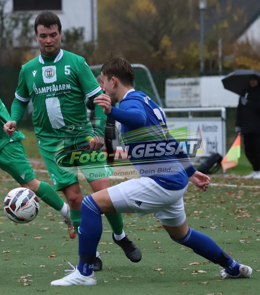 TuS Bruchmühlen II - Bünder SV | Auf dem Bild zu sehen: blau TuS Bruchmühlen: Noah Schwarz ; grün Bünder SV: Patrick BulthaupTuS Bruchmühlen II, Bünder SV, Saison 25/26, Kreisliga A, Bruchmühlen, Deutschland - Realisiert mit Pictrs.com
