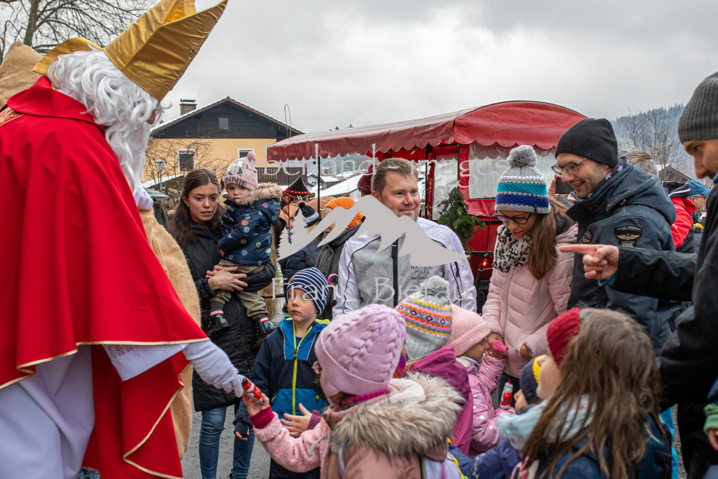 OE7A5824 | der Nikolaus verteilt Süssigkeiten vorallem an die Kinder