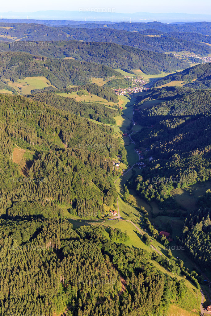 Luftbild: Landgassserstraße von Norden im Ortsteil Dorf in Elzach im Bundesland Baden-Württemberg in Deutschland. Foto: IMG_147668.jpg vom 30.05.2025 durch Werner Riehm/FLY-FOTO.de