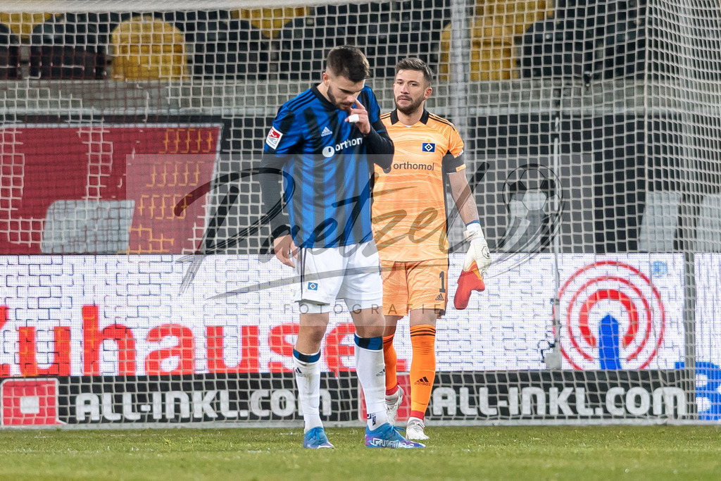 SGDHSV20220114_061 | Fussball, Herren: Jonas Meffert (Hamburger SV) enttaeuscht bei dem Spiel der 2. Bundesliga zwischen SG Dynamo Dresden und Hamburger SV im Rudolf-Harbig-Stadion am 14.01.2022 in Dresden, Deutschland.DFB / DFL REGULATIONS PROHIBIT ANY USE OF PHOTOGRAPHS AS IMAGE SEQUENCES AND/OR QUASI-VIDEO. - Realisiert mit Pictrs.com