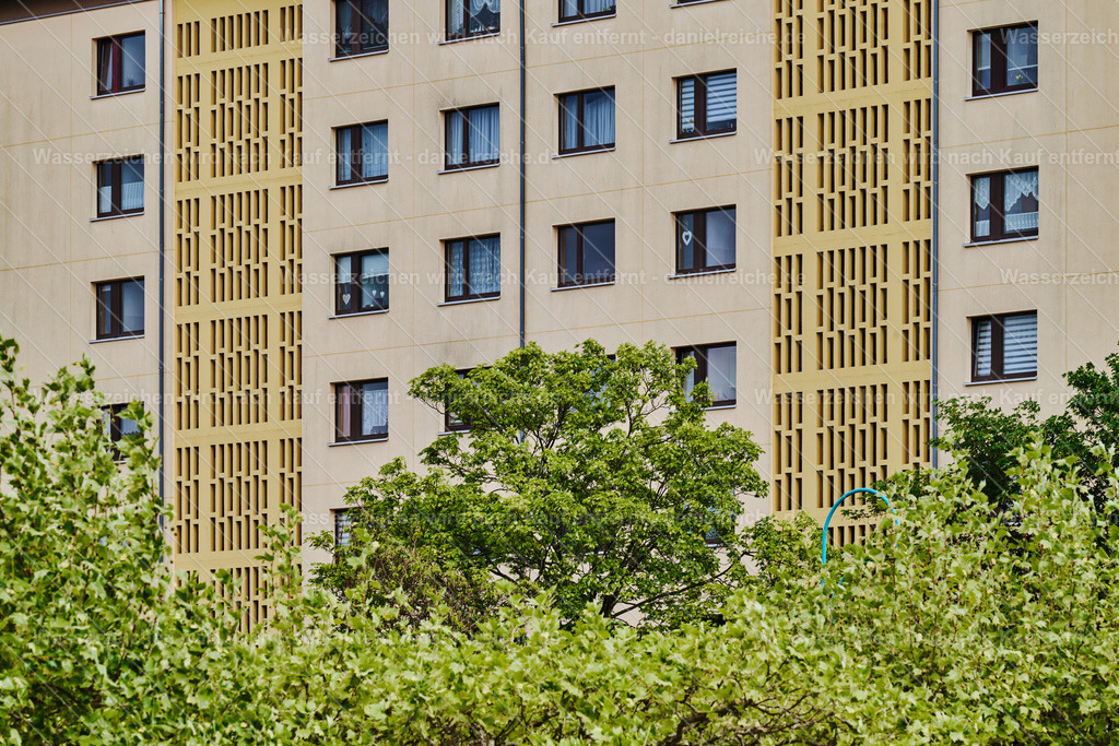 Hoyerswerda-Neustadt Bautzener Allee denkmalgeschützte Mehrgeschosserreihe Mai 2026 | Hoyerswerda-Neustadt Bautzener Allee denkmalgeschützte Mehrgeschosserreihe Mai 2026 - Realisiert mit Pictrs.com