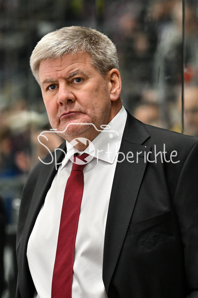 Augsburger Panther - Adler Mannheim | AUGSBURG, GERMANY - 28. DECEMBER: im Bild Bill PETERS Trainer Augsburger Panther / Einzelfoto / Freisteller während dem Match zwischen den Augsburger Panthern und den Adler Mannehim am 33. Spieltag der Penny DEL im Curt Frenzel Stadion
