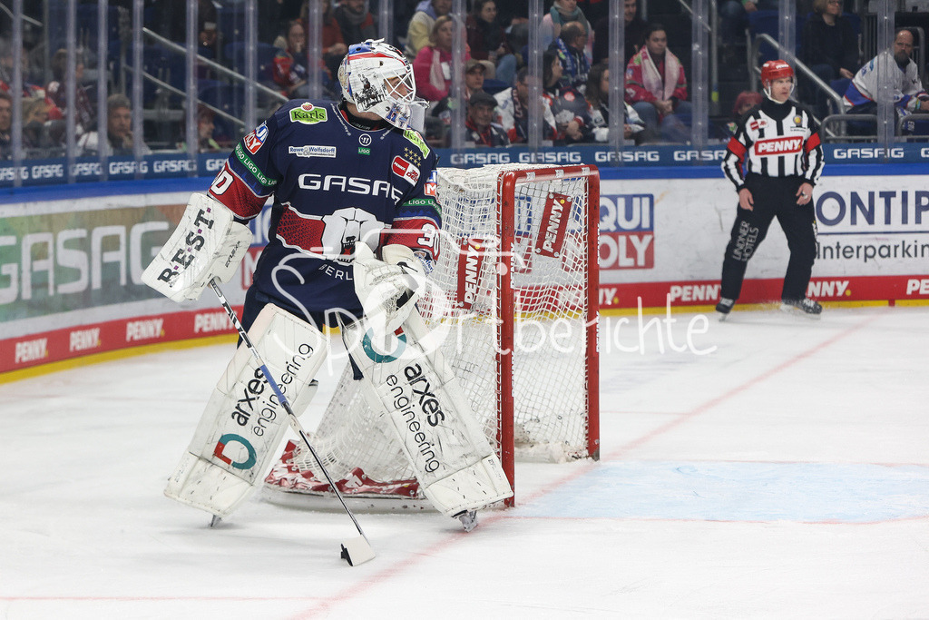 Eisbären Berlin - Augsburger Panther | Jake HILDEBRAND (EBB #30) am Puck / Freisteller / Einzelfoto