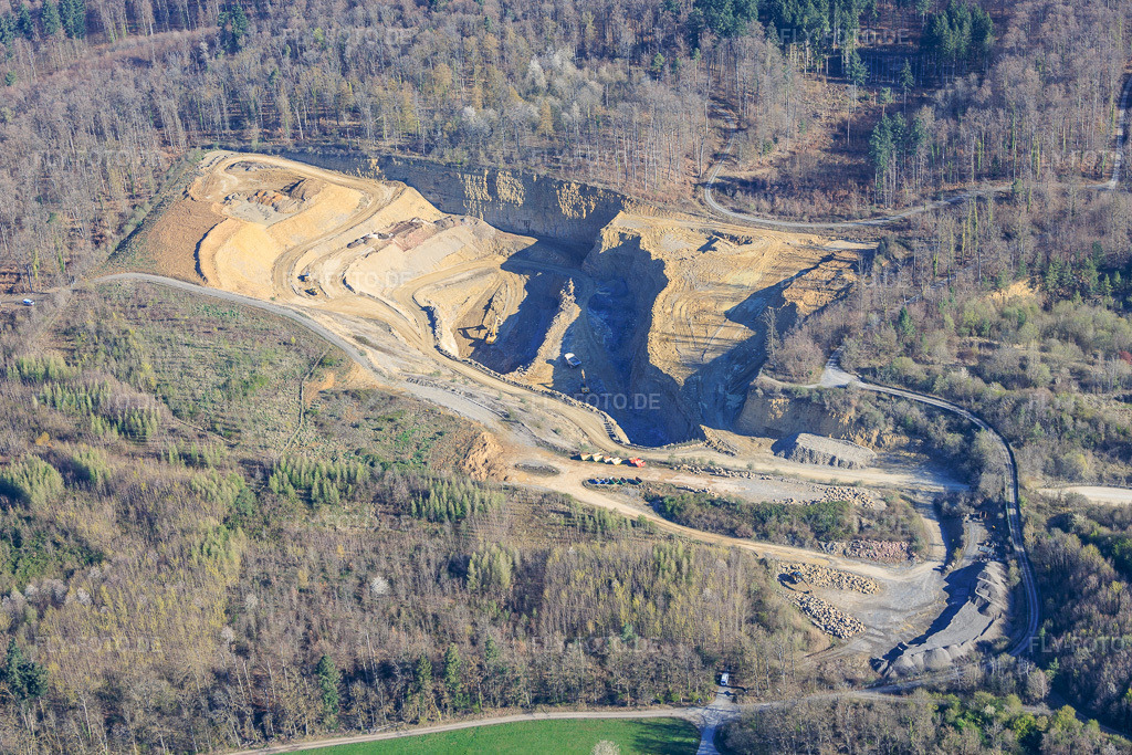 Luftbild: Steinbruch Keltern der Natursteinwerke im Nordschwarzwald GmbH & Co.KG im Ortsteil Dietlingen in Keltern im Bundesland Baden-Württemberg in Deutschland. Foto: IMG_154182.jpg vom 02.04.2026 durch Werner Riehm/FLY-FOTO.deAuflösung des Originals: 5586 x 3724 pxNSN - Produktion von Baustoffen für den Hoch-, Tief-, Garten- und Landschaftsbau