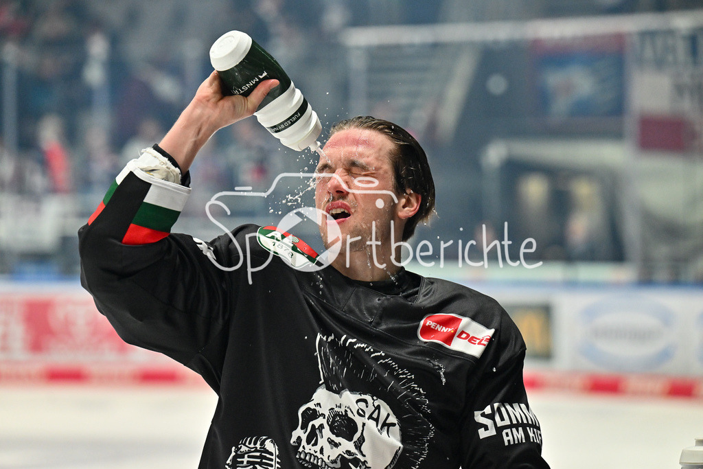 Augsburger Panther - Adler Mannheim | im Bild Riley McCOURT (Augsburger Panther #72) beim warmup vor der Partie / DEL: Augsburger Panther - Adler Mannheim, Curt Frenzel Stadion am 16.02.2025