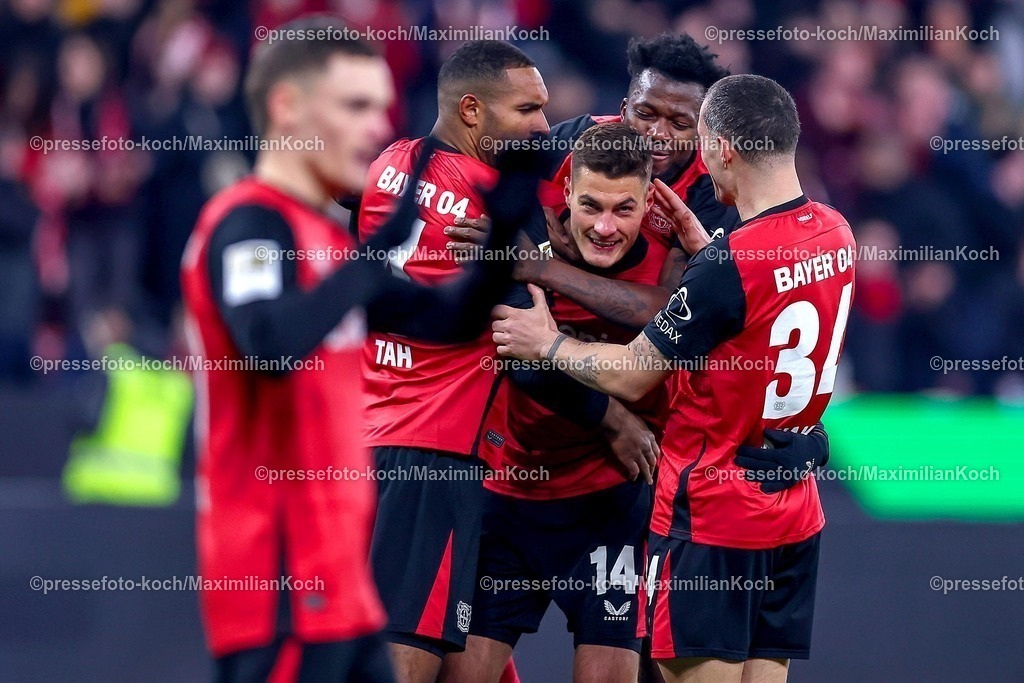 Lev02022501061 | 02.02.2025, Fußball, Bayer 04 Leverkusen - TSG 1899 Hoffenheim, 1. Fußball Bundesliga, 20. Spieltag, BayArena, Saison 2024 2025: Torjubel nach dem 3:0 durch Patrik Schick (Bayer04 Leverkusen #14). Zusammen mit Jonathan Tah (Bayer04 Leverkusen #4) und Granit Xhaka (Bayer04 Leverkusen #34)DFB regulations prohibit any use of photographs as image sequences and or quasi-video.