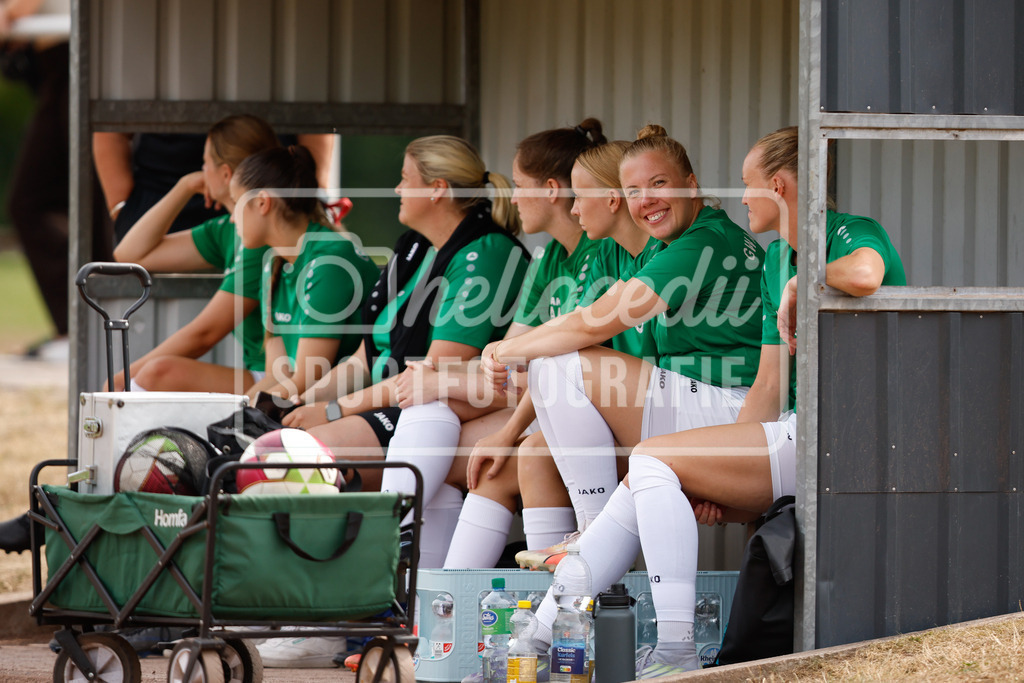 Fußball I Frauen I Westfalenpokal 26-27 I DJK GW Amelsbüren - SSV Rhade  I 18741 | Ersatzbank von DJK GW Amelsbüren - Realisiert mit Pictrs.com