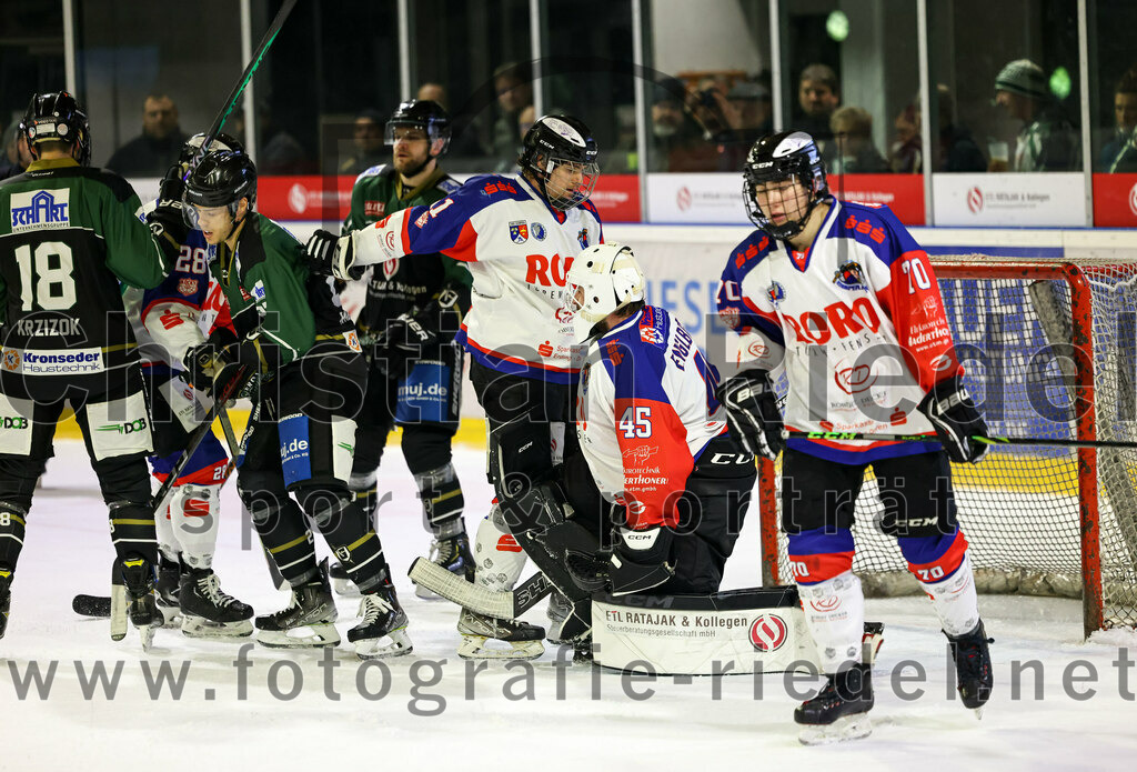 2023-01-22_111_Eishockey_TSV_Erding_gegen_ESC_Dorfen | Erding, Deutschland, 22.01.2023:
Eishockey, Bayernliga 2022 / 2023, 29. Spieltag, TSV Erding gegen ESC Dorfen, Endergebnis: 6:2

Daniel Krzizok (Erding Gladiators, #18), Mark Waldhausen (Erding Gladiators, #27), Torwart Maximilian Englbrecht (ESC Dorfen, #45), Lukas Kirsch (ESC Dorfen, #20)

Foto: Christian Riedel / fotografie-riedel.net