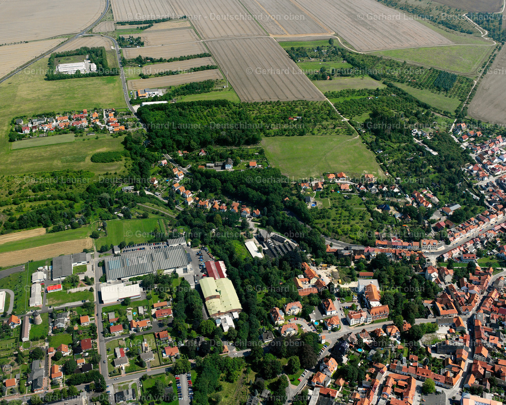 2589433 | SCHLOTHEIM 01.08.2005 Ortsansicht am Rande von landwirtschaftlichen Feldern und Nutzflächen  in Schlotheim im Bundesland Thüringen, Deutschland // Village view on the edge of agricultural fields and land  in Schlotheim in the state Thuringia, Germany Foto: Gerhard Launer