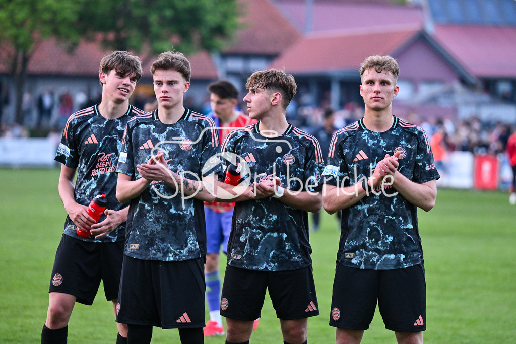 TSV Aubstadt - FC Bayern Amateure | mit haengenden Koepfen verabschieden sich die Spieler des FC Bayern bei den mitgereisten Fans /  Guido DELLA ROVERE (FC Bayern München II #10), Jonathan Asp JENSEN (FC Bayern München II #11), Max SCHOLZE (FC Bayern München II #2), Kurt RUEGER (FC Bayern München II #16) / Regionalliga Bayern: TSV Aubstadt - FC Bayern Muenchen II, NGN-Arena am 23.04.2025