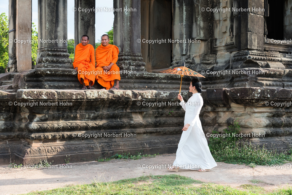 KAM_3252 | Moenche auf den Stufen des Tempels Angkor Wat in Kambodscha mit aisatischer Schönheit. - Realisiert mit Pictrs.com