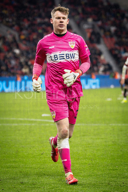 German Bundesliga, Bayer 04 Leverkusen vs. VfB Stuttgart, 10.01.2026 | LEVERKUSEN, GERMANY - JANUARY 10:  Alexander Nübel (Nubel, Nuebel / VfB Stuttgart, 33) during the German Bundesliga match on gameday 16 between Bayer 04 Leverkusen vs. VfB Stuttgart at BayArena on January 10, 2026 in Leverkusen, Germany. DFL REGULATIONS PROHIBIT ANY USE OF PHOTOGRAPHS AS IMAGE SEQUENCES AND/OR QUASI-VIDEO.