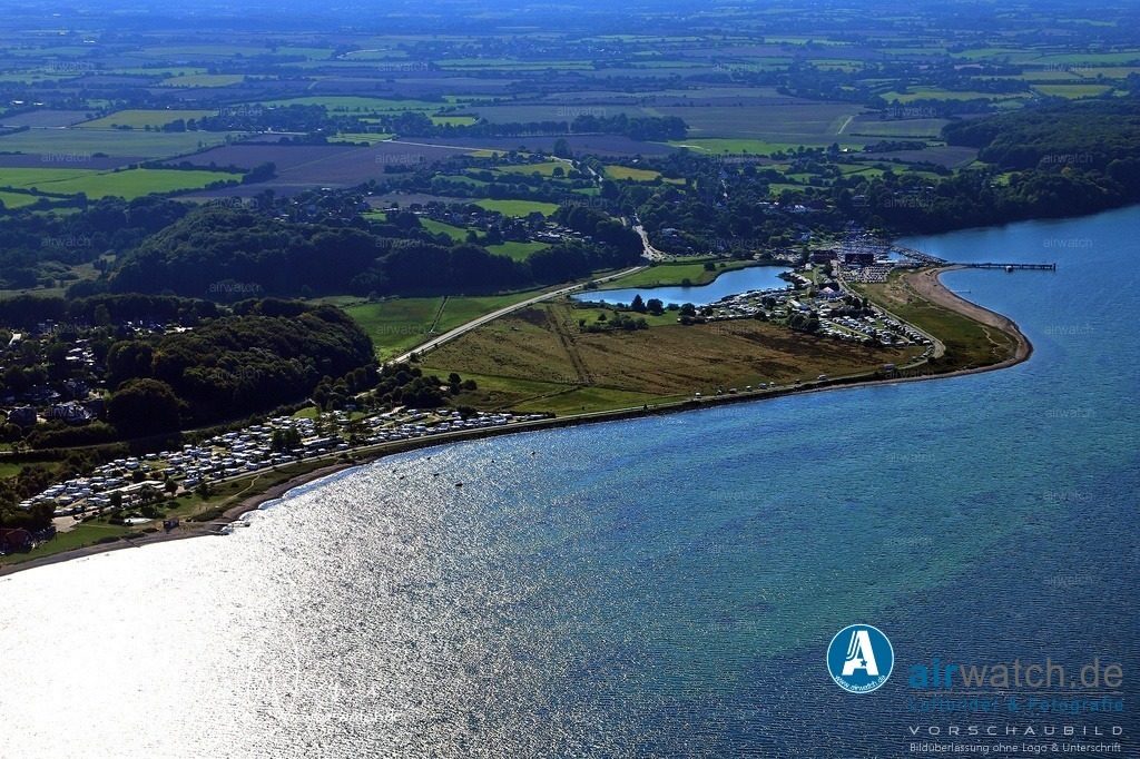 Luftbild Campingplatz „Fördeblick“ Westerholz e.V. | Der Campingplatz „Fördeblick“ Westerholz e.V. ist ein familienfreundlicher Campingplatz direkt an der Flensburger Förde mit direktem Zugang zum Wasser, der Bojenankermöglichkeiten für Sportboote bietet. In etwa 150 Metern Entfernung befindet sich ein bewachter DLRG-Badestrand mit Kinderplanschbecken und Sportgeräten, der in den Sommerferien geöffnet ist.