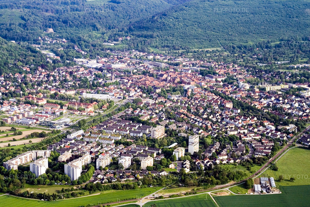 Luftbild: Ortsansicht der Straßen und Häuser der Wohngebiete in Ettlingen im Bundesland Baden-Württemberg in Deutschland. Foto: IMG_1940.jpg vom 14.05.2006 durch Werner Riehm/FLY-FOTO.de