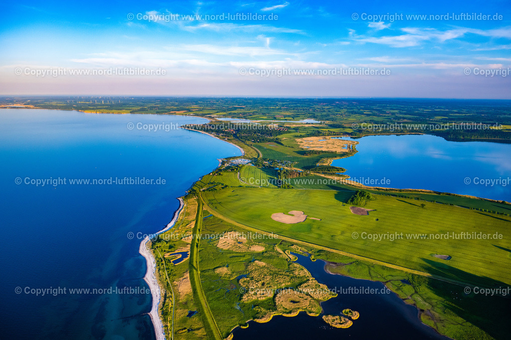 Behrensdorf_ELS_9241030622 | BEHRENSDORF 03.06.2022 Küsten- Landschaft am Sandstrand der Ostsee mit angrenzenden Salzwiesen und Großer Binnensee in Behrensdorf im Bundesland Schleswig-Holstein, Deutschland. // Coastal landscape on the sandy beach of the Baltic Sea with adjacent salt marshes and large inland lake in Behrensdorf in the state Schleswig-Holstein, Germany. Foto: Martin Elsen