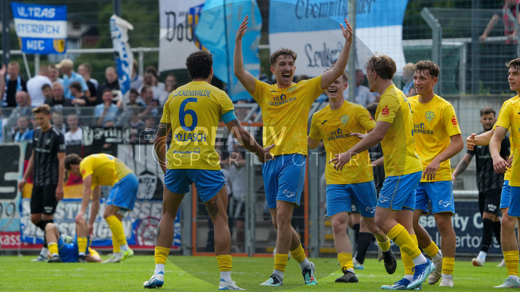 Fußball, Herren, Saison 2025/2026, Regionalliga Nordost, 2. Spieltag, FSV 63 Luckenwalde vs. Chemnitzer FC, Samstag 02.08.2025, Werner-Seelenbinder-Stadion Luckenwalde | Fußball, Herren, Saison 2025/2026, Regionalliga Nordost, 2. Spieltag, FSV 63 Luckenwalde vs. Chemnitzer FC, Samstag 02.08.2025, Werner-Seelenbinder-Stadion Luckenwalde, Im Bild: Jubel beim FSV 63 Luckenwalde um Torschütze Sofiene Jannene (m.) - Realisiert mit Pictrs.com